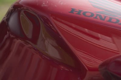 Promáčklá nádrž kolenem